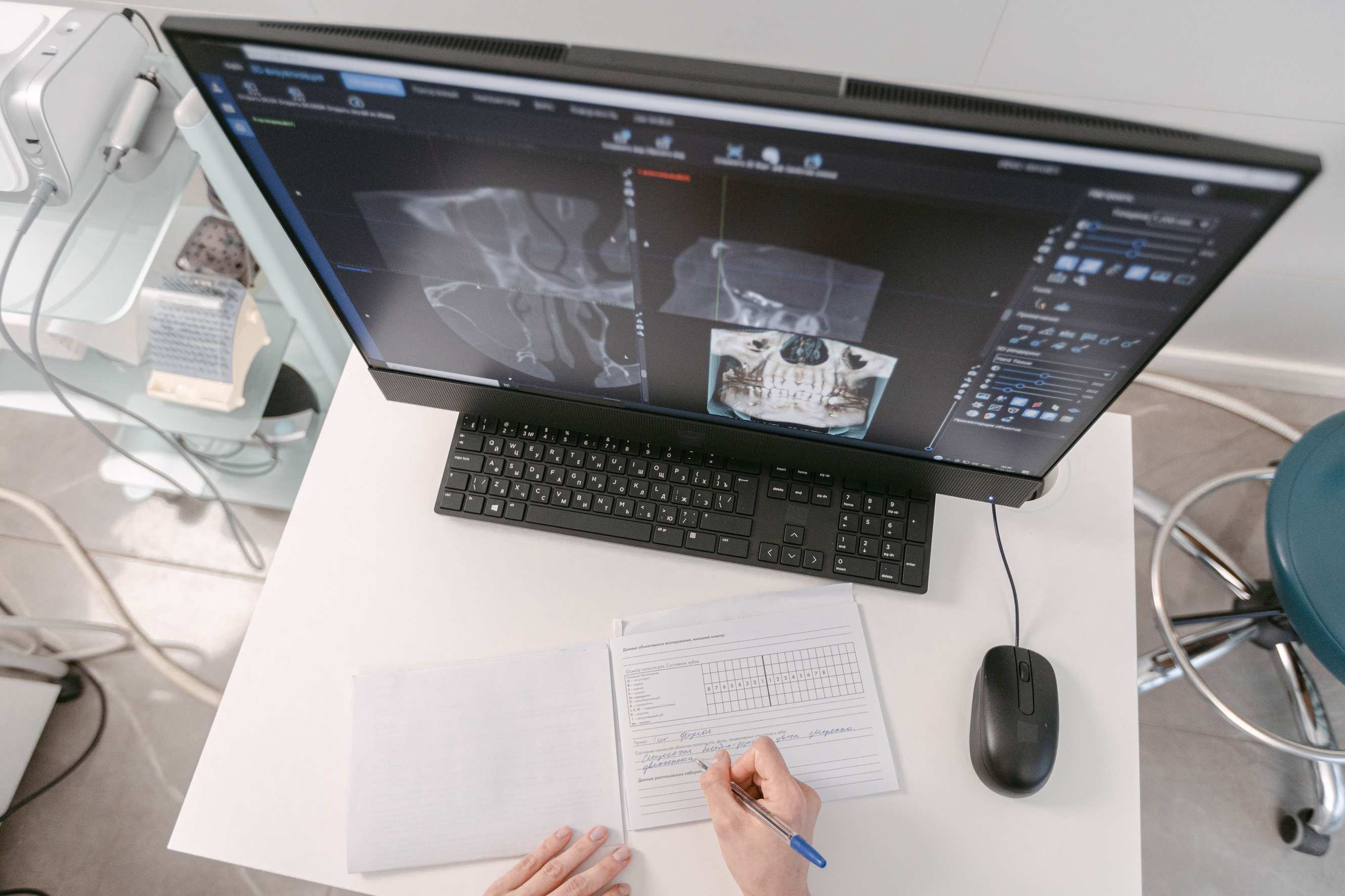 โต๊ะทำงานพร้อมจอมอนิเตอร์และสมุดจดบันทึก workspace screen notes